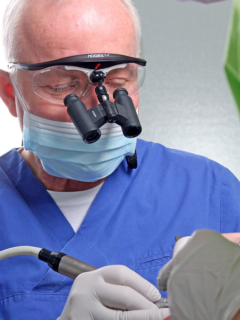 Eine professionelle Zahnreinigung vor der Parodontitisbehandlung verringert die Keimzahl im Mund.